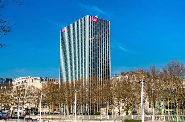 Torre Traversiere, a sede da SNCF. A SNCF a companhia ferroviária estatal nacional Frances — Fotografia de Stock
