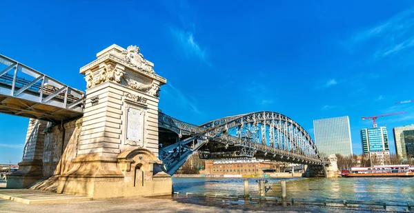 Viaduc dAusterlitz, un puente de metro sobre el Sena en París —  Fotos de Stock