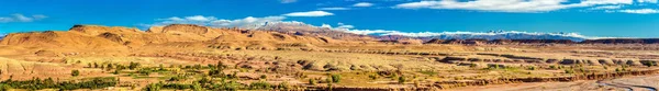 Desierto y montañas cerca del pueblo de Ait Ben Haddou en Marruecos — Foto de Stock