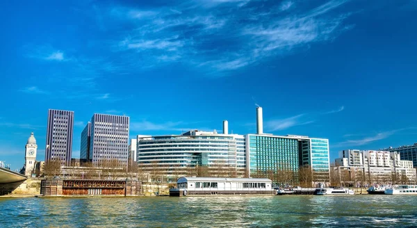 Budovy na Quai de Bercy poblíž Seiny v Paříži, Francie — Stock fotografie