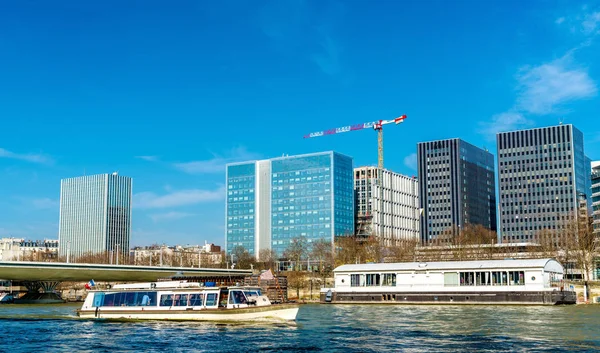 Byggnader på Quai de Bercy nära Seine i Paris, Frankrike — Stockfoto