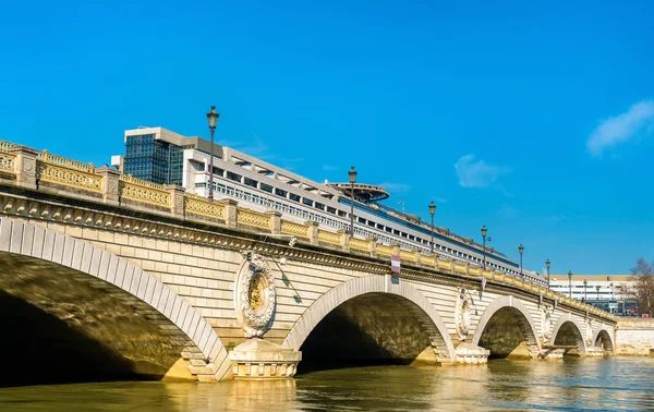 Pont de Bercy, Paris, Fransa, Seine Nehri üzerinde bir köprü — Stok fotoğraf