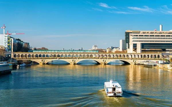 ポン ・ ドゥ ・ ベルシー, パリ, フランスのセーヌ川に架かる橋 — ストック写真