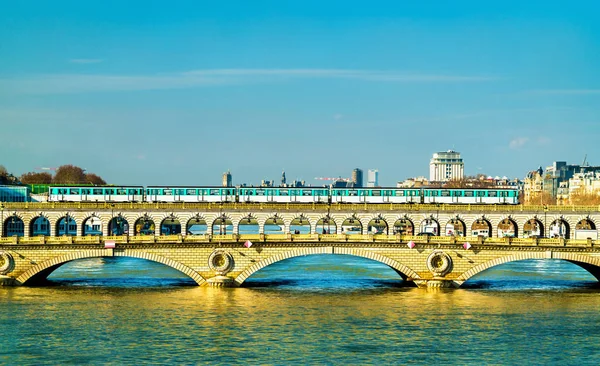Metro trainen op de Pont de Bercy, een brug over de Seine in Parijs, Frankrijk — Stockfoto