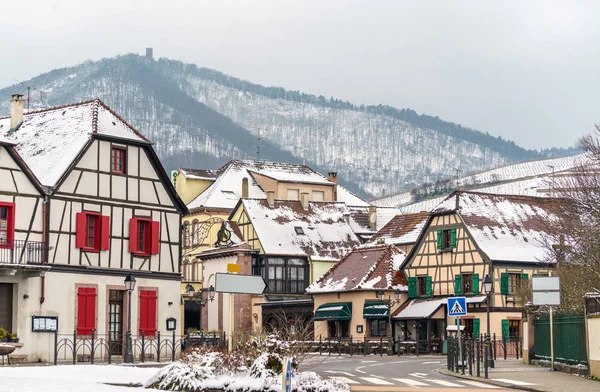 Casas en Ribeauville, una ciudad al pie de los Vosgos. Alsacia, Francia — Foto de Stock