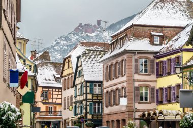 Ribeauville ve Vosges Dağları Saint Ulrich kalede evlerde. Alsace, Fransa