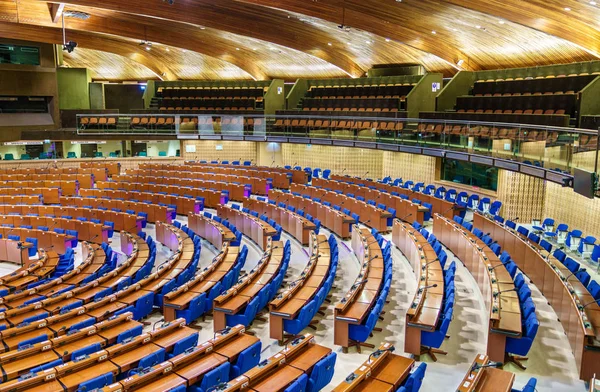 O hemiciclo da Assembleia Parlamentar do Conselho da Europa, PACE. O CdE é uma organização cujo objectivo é defender os direitos humanos, a democracia e o Estado de direito na Europa — Fotografia de Stock
