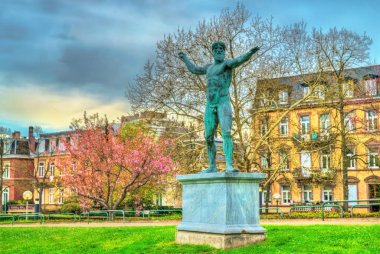 Heykeli önünde Sarayı Avrupa, Avrupa Konseyi koltuk ve Avrupa Parlamentosu eski koltuk. Strasbourg, Fransa
