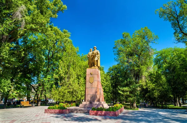 Monument aan de helden van de Komsomol in Bisjkek - Kirgizië — Stockfoto