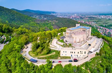 Hambacher Schloss veya Hambach Kalesi, havadan görünümü. Rhineland-Palatinate, Almanya.