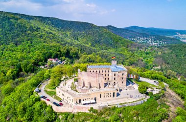Hambacher Schloss veya Hambach Kalesi, havadan görünümü. Rhineland-Palatinate, Almanya.
