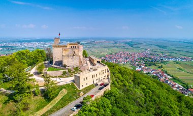 Hambacher Schloss veya Hambach Kalesi, havadan görünümü. Rhineland-Palatinate, Almanya.