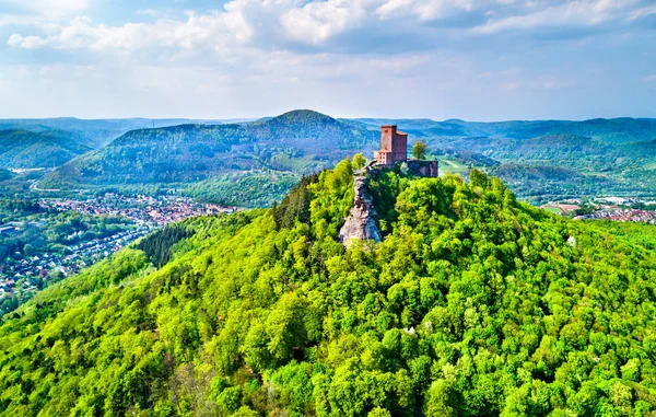 Castillo de Trifels en el Bosque Palatinado. Renania-Palatinado, Alemania — Foto de Stock