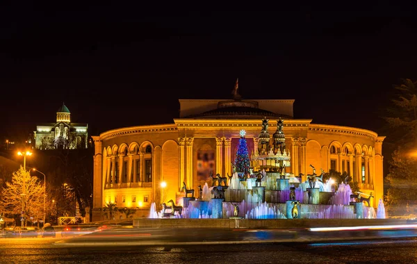 Kolkhida fontána, gruzínské činoherního divadla a Katedrála Bagrati v Kutaisi — Stock fotografie