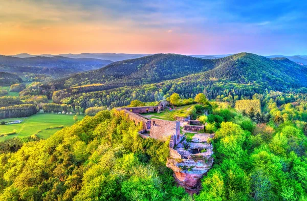 Lindelbrunn kasteel in het Forest van de Palts. Rijnland-Palts, Duitsland — Stockfoto