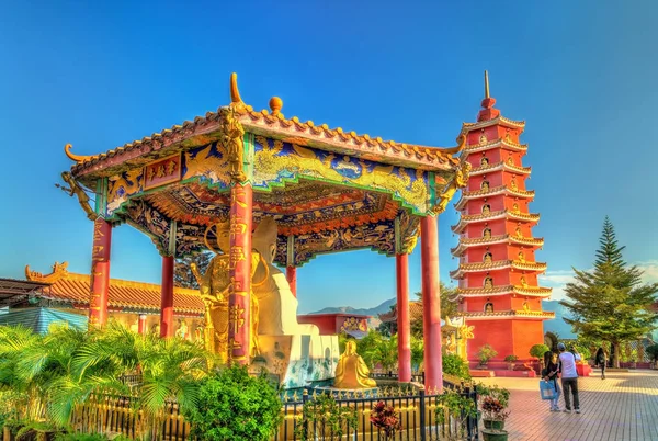 Pabellón en el Monasterio de los Diez Mil Budas en Hong Kong — Foto de Stock