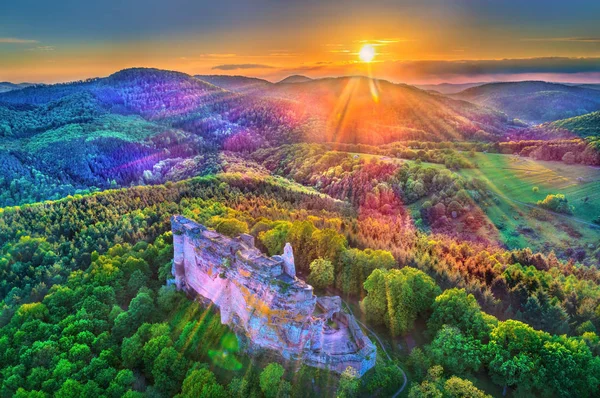 Castillo de Fleckenstein en las montañas de los Vosgos del Norte - Bajo Rin, Francia — Foto de Stock