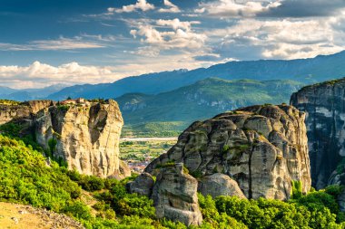 Yunanistan 'daki Meteora' daki Kutsal Üçlü Manastırı.