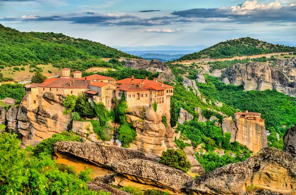 Yunanistan 'ın Meteora kentindeki Varlaam ve Saint Nicholas Anapafsas manastırları