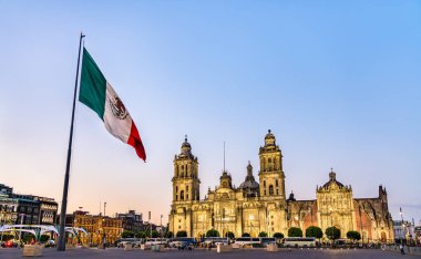 Bayrak direği ve Mexico City Metropolitan Katedrali