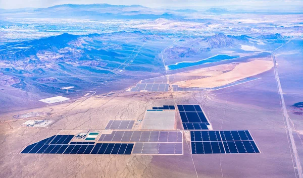 Plantas de energía solar en el desierto de Mojave - Nevada, EE.UU. — Foto de Stock