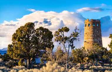 Arizona 'daki Büyük Kanyon' un üzerindeki Desert View Watchtower.