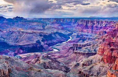Büyük Kanyon 'daki Colorado nehrinin manzarası