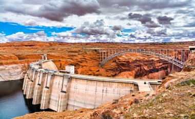 Arizona 'daki Colorado Nehri' ndeki Glen Canyon Barajı