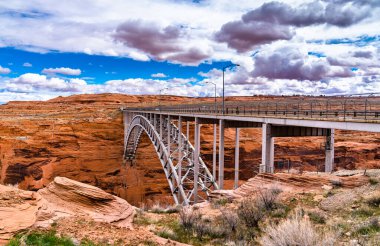 Arizona 'daki Colorado Nehri üzerindeki Glen Canyon Barajı Köprüsü.