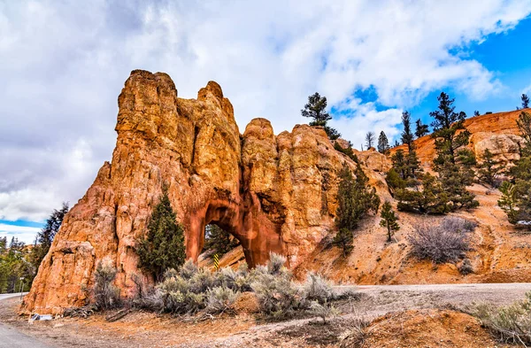 Bogen über der malerischen Nebenstraße 12 am Red Canyon in Uta, den USA — Stockfoto