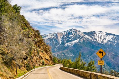 Kaliforniya 'daki Sequoia Ulusal Parkı' nda General Hwy