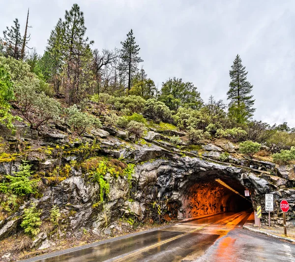 El túnel de Wawona en el Parque Nacional Yosemite, California — Foto de Stock