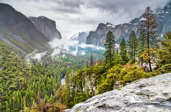 Vista icónica del valle de Yosemite en California — Foto de Stock
