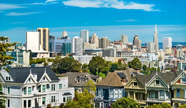 Damas pintadas cerca de Alamo Square en San Francisco, California — Foto de Stock