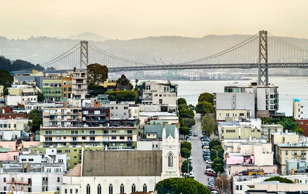 El Puente de la Bahía y el Santuario Nacional de San Francisco de Asís en San Francisco, California — Foto de Stock