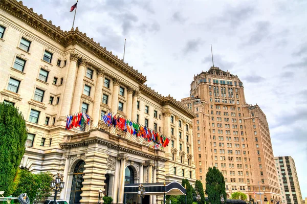 Edificios históricos en Nob Hill en San Francisco, California — Foto de Stock