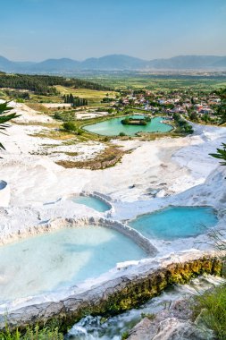 Türkiye 'nin Pamukkale kentinde travertin havuz ve terasları
