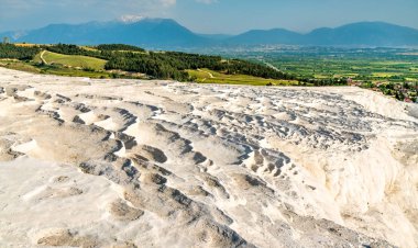 Türkiye 'nin Pamukkale kentinde travertin havuz ve terasları