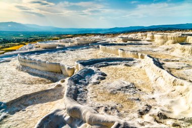 Türkiye 'nin Pamukkale kentinde travertin havuz ve terasları