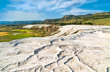Türkiye 'nin Pamukkale kentinde travertin havuz ve terasları