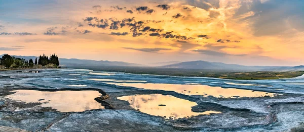Travertine pools and terraces at Pamukkale in Turkey — Stock Photo, Image