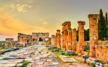 Pamukkale 'nin Hierapolis' teki Ana Colonnaded Caddesi, Türkiye