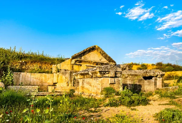 Starověká hrobka na archeologickém nalezišti Hierapolis-Pamukkale v Turecku — Stock fotografie