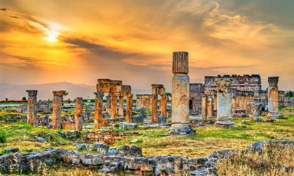 The Main Colonnaded Street en Hierapolis en Pamukkale, Turquía — Foto de Stock