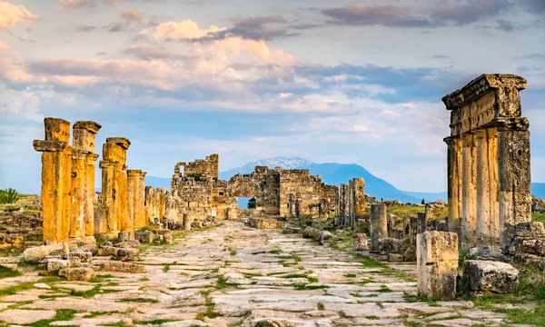 Puerta bizantina del norte en Hierápolis en Pamukkale, Turquía — Foto de Stock