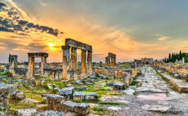 The Main Colonnaded Street at Hierapolis in Pamukkale, Turkey — Stock Photo, Image