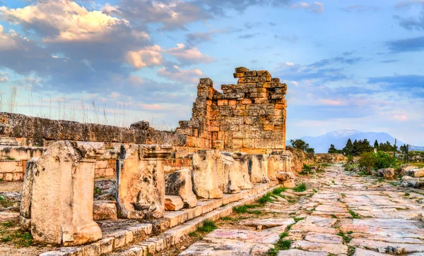 A rua principal de Colonnaded em Hierapolis em Pamukkale, Turquia — Fotografia de Stock