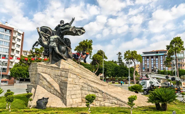 Mustafa Kemal Ataturk památník v Antalyi, Turecko — Stock fotografie