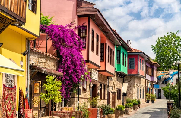 Traditionelle Häuser in der Altstadt von Antalya, Türkei — Stockfoto