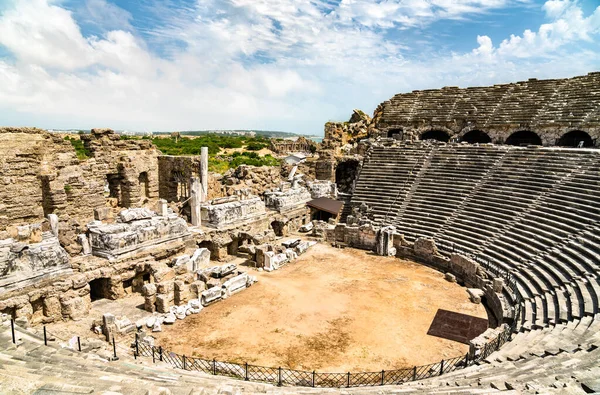 Ruinas del antiguo teatro de Side en Turquía — Foto de Stock